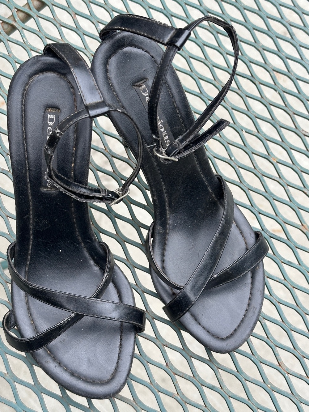 Delicious women’s black strappy heeled sandals size 6